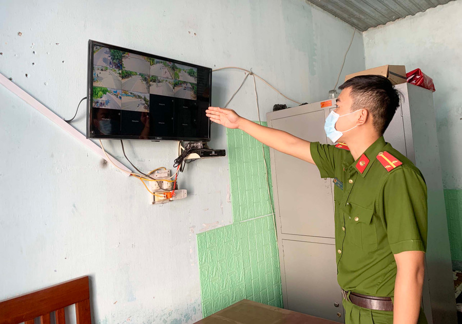 Nhờ hình ảnh camera an ninh truyền về, Công an các địa phương có thể kiểm soát tình hình ANTT ngay tại trụ sở làm việc. Ảnh: Vũ Chi