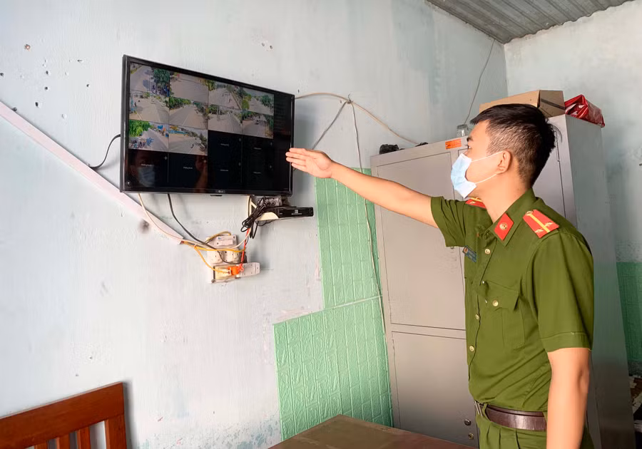 Nhờ hình ảnh camera an ninh truyền về, Công an các địa phương có thể kiểm soát tình hình ANTT ngay tại trụ sở làm việc. Ảnh: Vũ Chi