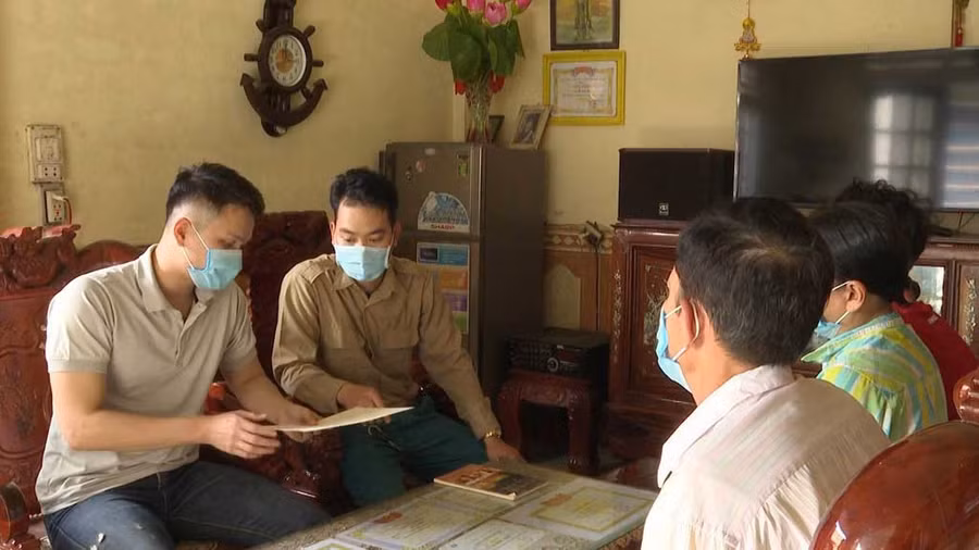 Ban Chỉ huy quân sự P.An Đông (TP.Huế) đến thăm Lê Đắc Hải (bìa trái) trước lúc lên đường nhập ngũ. Ảnh: Trần Tình