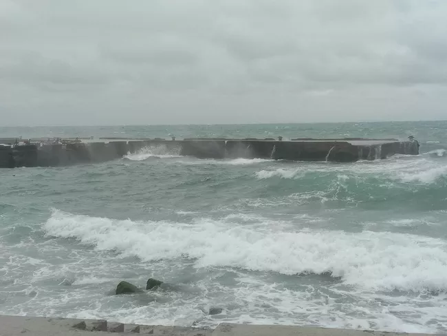 Tàu cá QNg 96237 -TS bị phá nước và chìm do sóng to gió lớn. Ảnh: V.M