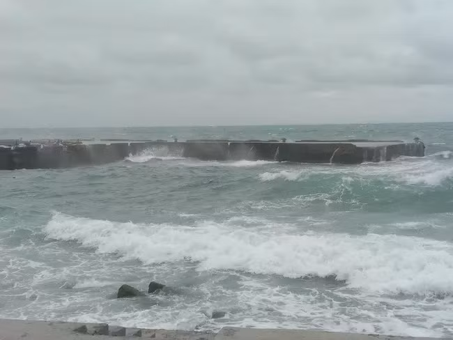 Tàu cá QNg 96237 -TS bị phá nước và chìm do sóng to gió lớn. Ảnh: V.M