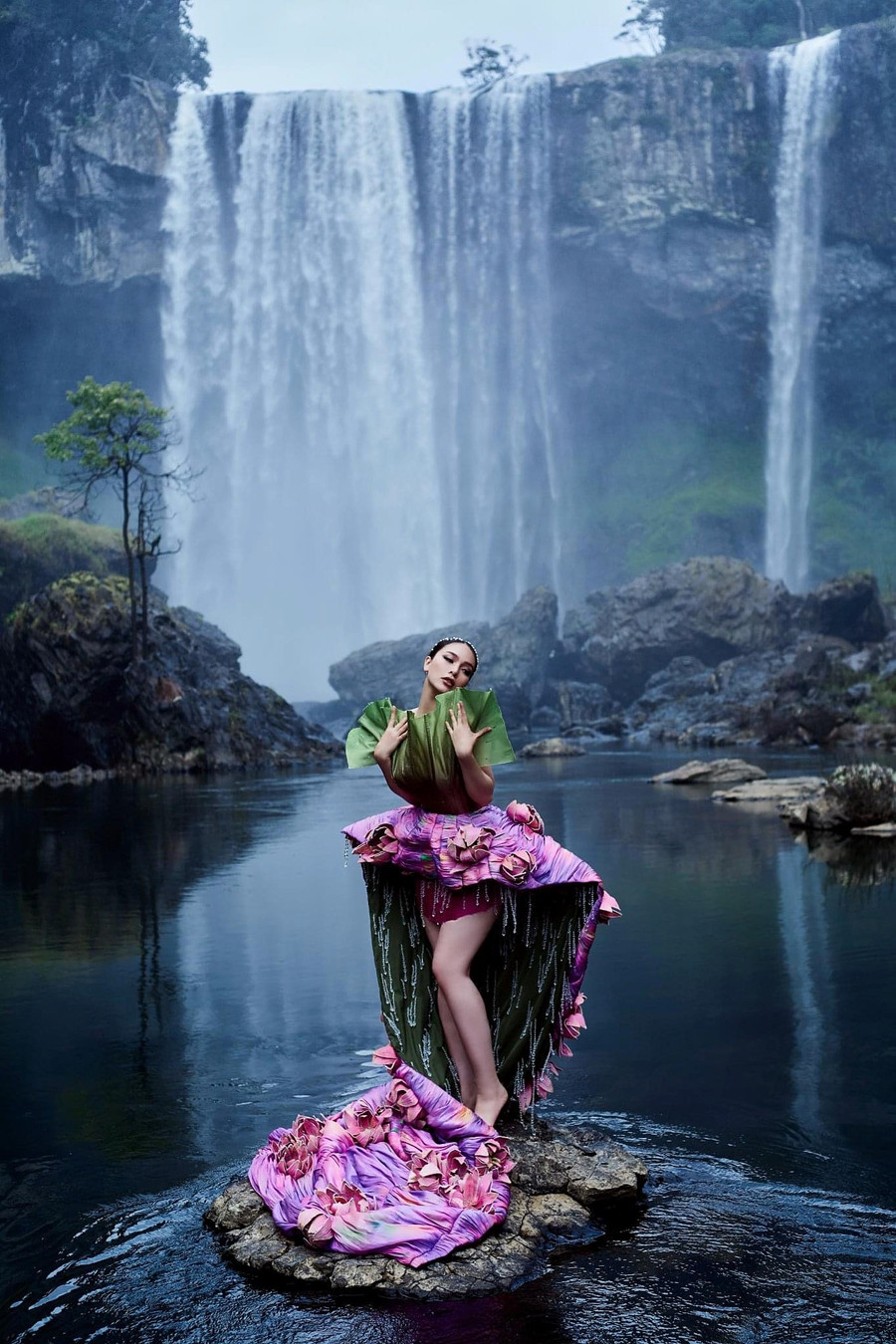 Hao hậu Du lịch quốc tế Hoàng Hương Ly trong bộ ảnh quảng bá du lịch Gia Lai tại thác 50