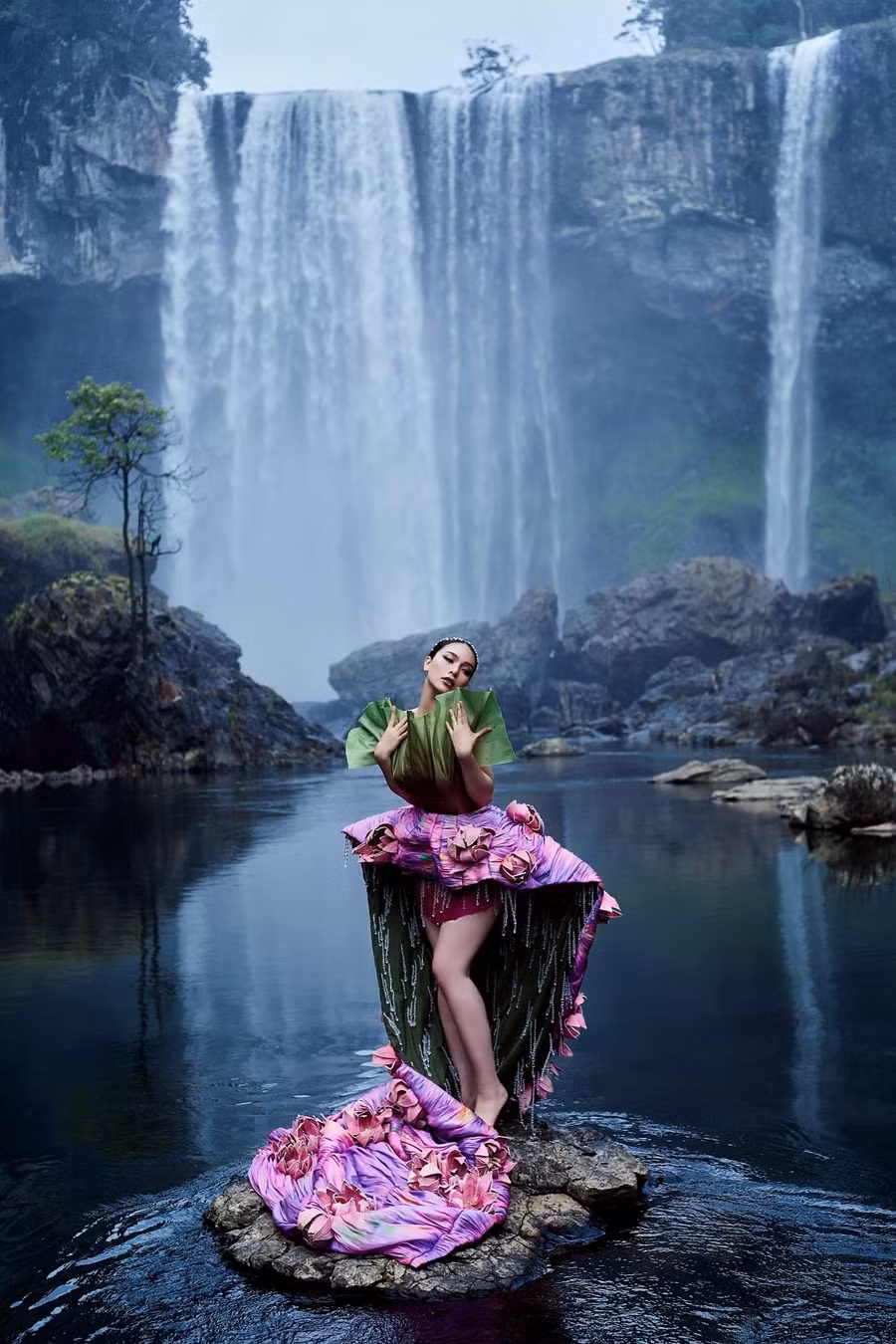 Hao hậu Du lịch quốc tế Hoàng Hương Ly trong bộ ảnh quảng bá du lịch Gia Lai tại thác 50