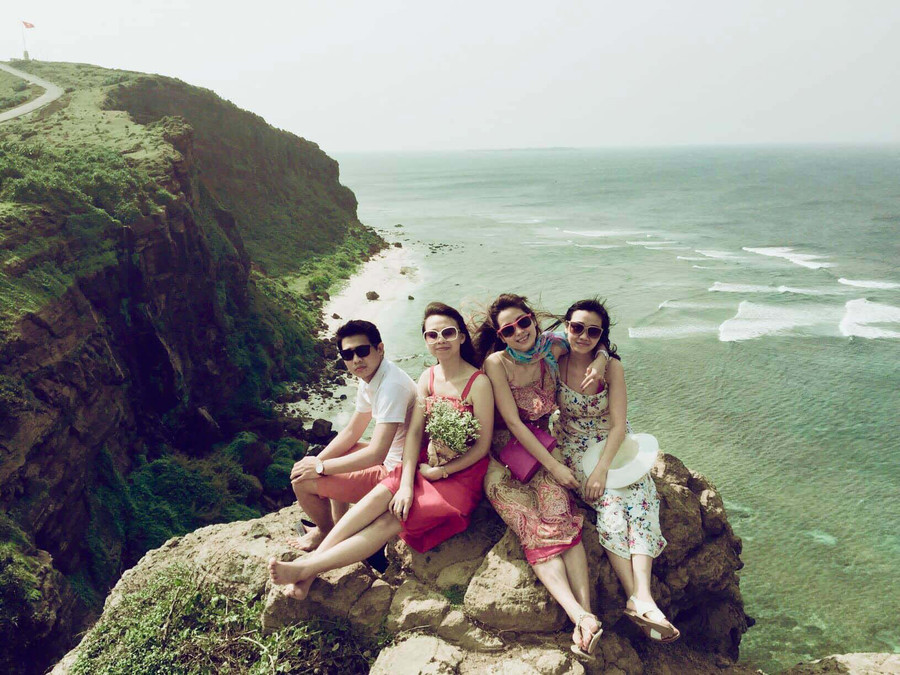 Trải nghiệm tuyệt vời ở đảo Lý Sơn. Du khách thích thú check-in ở Đỉnh Thới Lới. Ảnh: Tranghoang com.