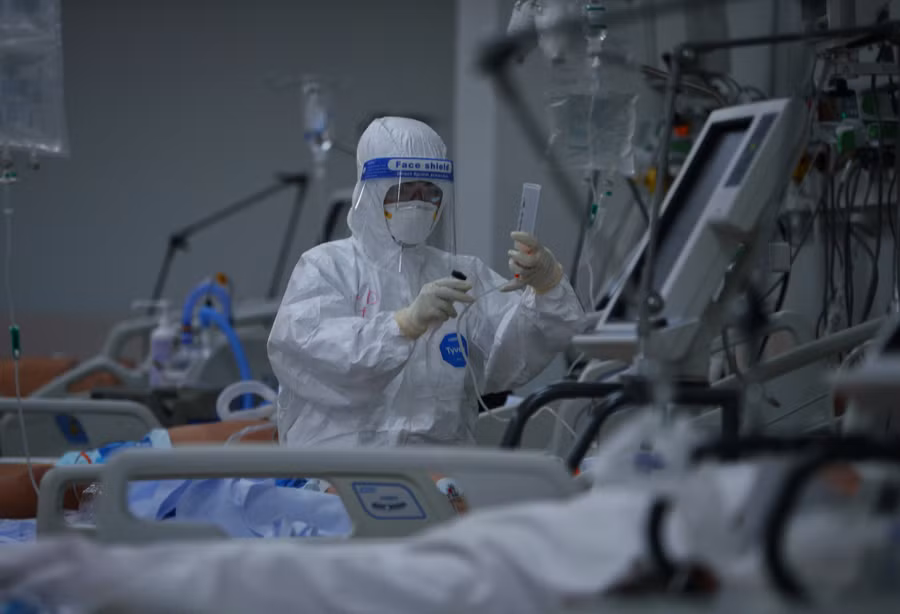 Y bác sĩ cứu chữa bệnh nhân tại Bệnh viện hồi sức Covid-19 TP.HCM. Ảnh: Ngọc Dương