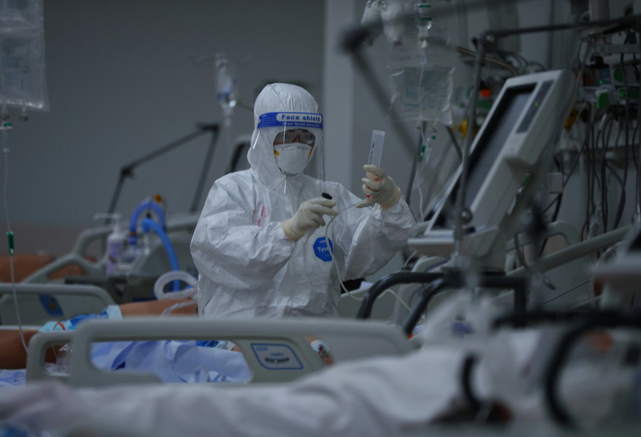 Y bác sĩ cứu chữa bệnh nhân tại Bệnh viện hồi sức Covid-19 TP.HCM. Ảnh: Ngọc Dương