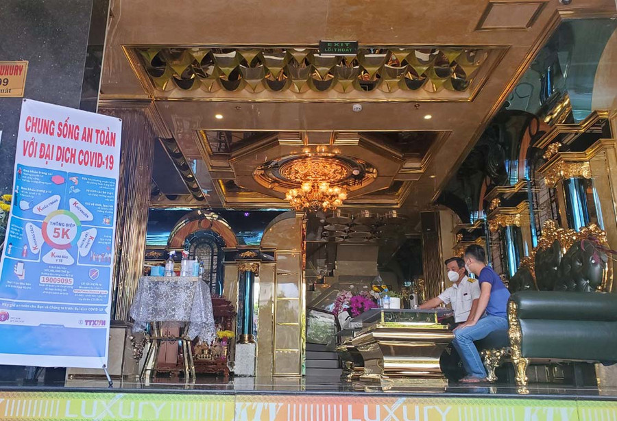 Sau gần 1 tháng hoạt động, hầu hết các cơ sở kinh doanh dịch vụ karaoke đều giảm doanh thu do vắng khách. Ảnh: Sơn Ca