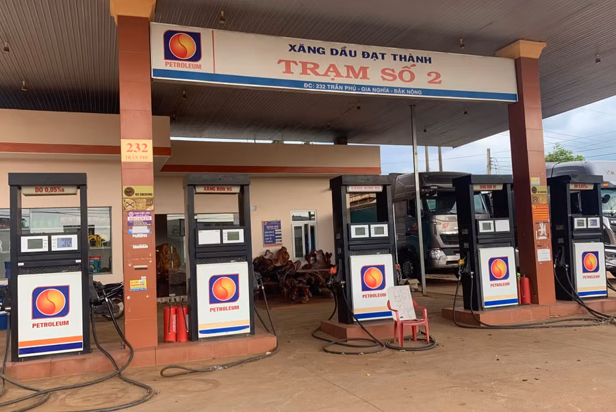 Nhiều cửa hàng xăng dầu hiện tại chỉ bán dầu. Ảnh: Thanh Quân