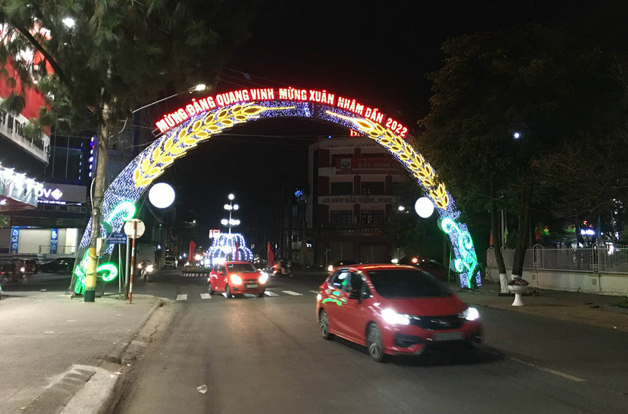 Đường phố Pleiku trong đêm Giao thừa. Ảnh: Quang Tấn Dù không nhộn nhịp như mọi năm nhưng không khí chào đón Giao thừa tại Phố núi Pleiku cũng khá phấn khởi. Ảnh: Quang Tấn