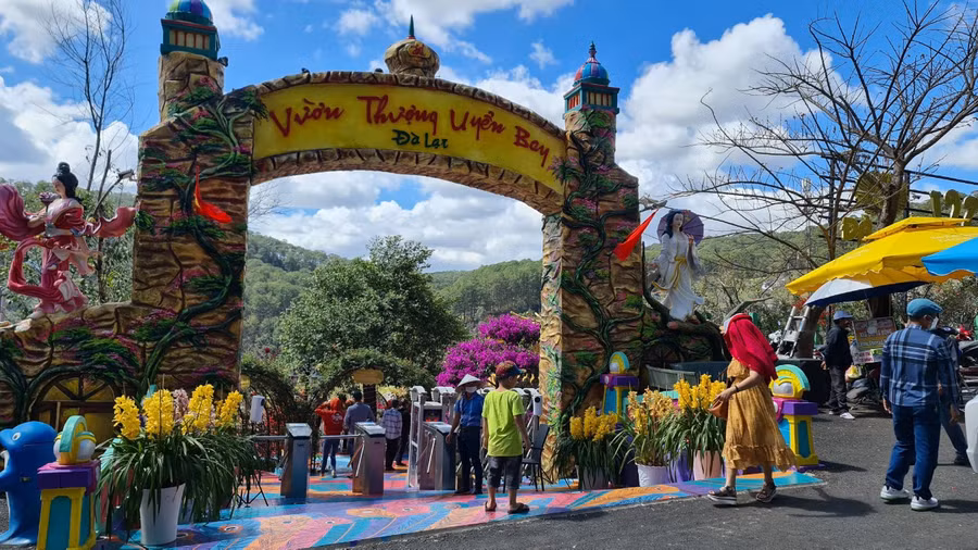 Dịp tết Nhâm Dần mỗi ngày KDL này đón gần 2.000 lượt du khách tham quan. Ảnh: Lâm Viên