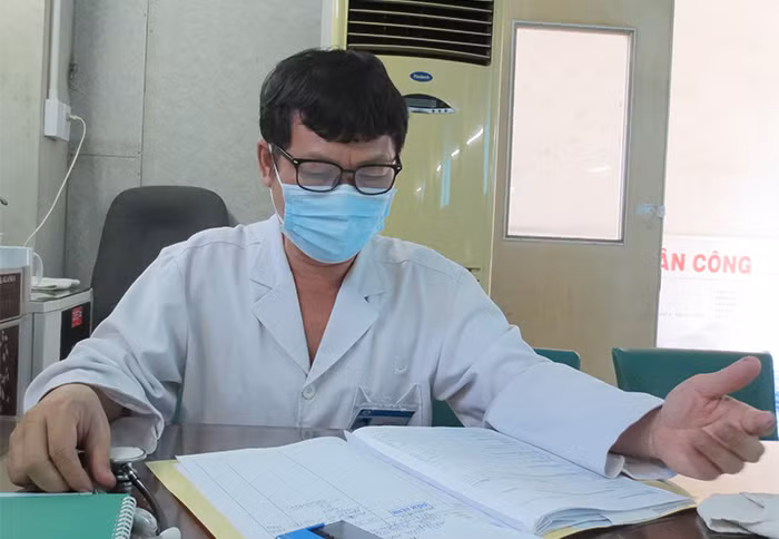 Bác sĩ Trần Thanh Bình tất bật với chồng bệnh án.