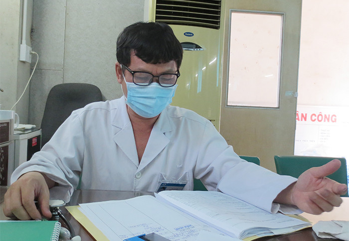 Bác sĩ Trần Thanh Bình tất bật với chồng bệnh án.