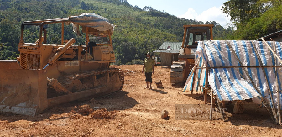 Máy móc và lán trại được đơn vị thi công dựng lên giữa rừng đặc dụng Vườn Quốc gia Chư Yang Sin- Ảnh: N.G