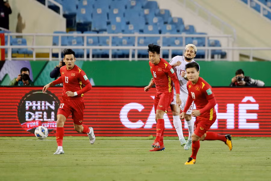  Tuyển Trung Quốc (áo trắng) được đề xuất nhập tịch cầu thủ Việt Nam, Hàn Quốc thay vì Brazil. Ảnh: Minh Hoàng