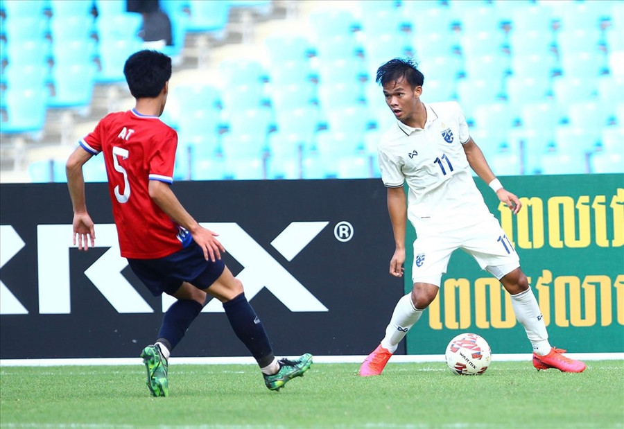 U23 Thái Lan (áo trắng) kiểm soát tốt thế trận trước U23 Lào. Ảnh: Đ.Đ