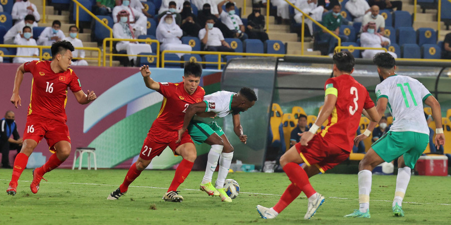 Đình Trọng tranh bóng cùng cầu thủ Ả Rập Xê Út trận mở màn vòng loại thứ 3 World Cup 2022. Ảnh: AFC