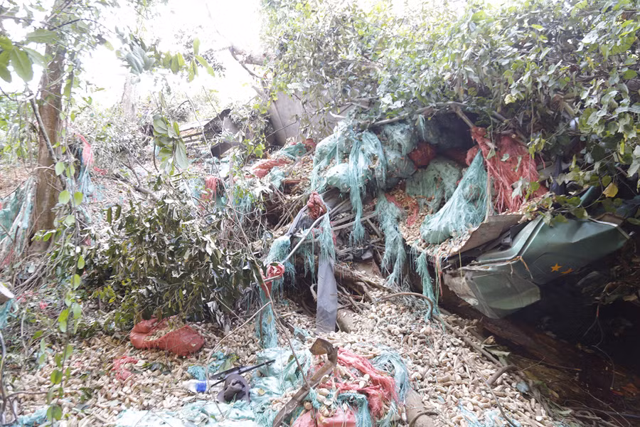 Chiếc xe tải bị biến dạng móp méo sau vụ tai nạn kinh hoàng. Ảnh: Văn Ngọc