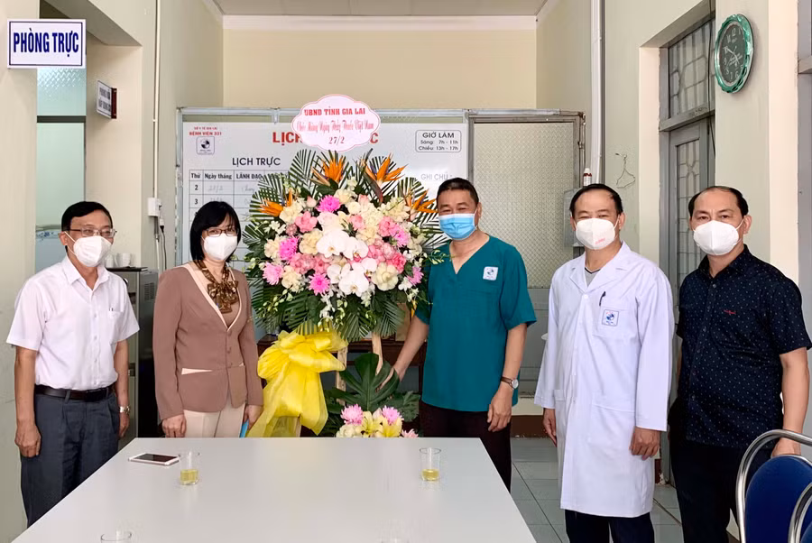 Phó Chủ tịch UBND tỉnh Nguyễn Thị Thanh Lịch thăm, tặng quà tại Bệnh viện 331. Ảnh: Như Nguyện