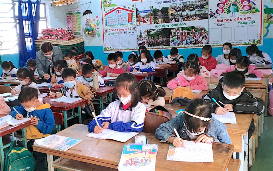  100% học sinh lớp 1 và lớp 2 của huyện Mang Yang được học 2 buổi/ngày, đảm bảo 1 giáo viên văn hóa/lớp. Ảnh: Mộc Trà