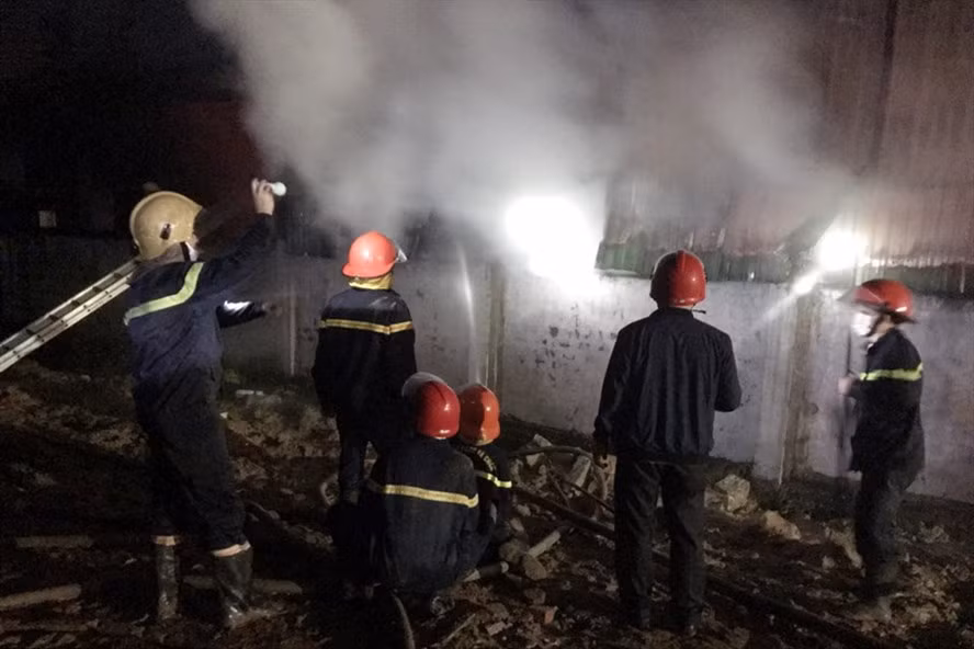 Lực lượng cảnh sát chữa cháy dập lửa vụ cháy cửa hàng điện nước Mai Chiến. Ảnh: CA.