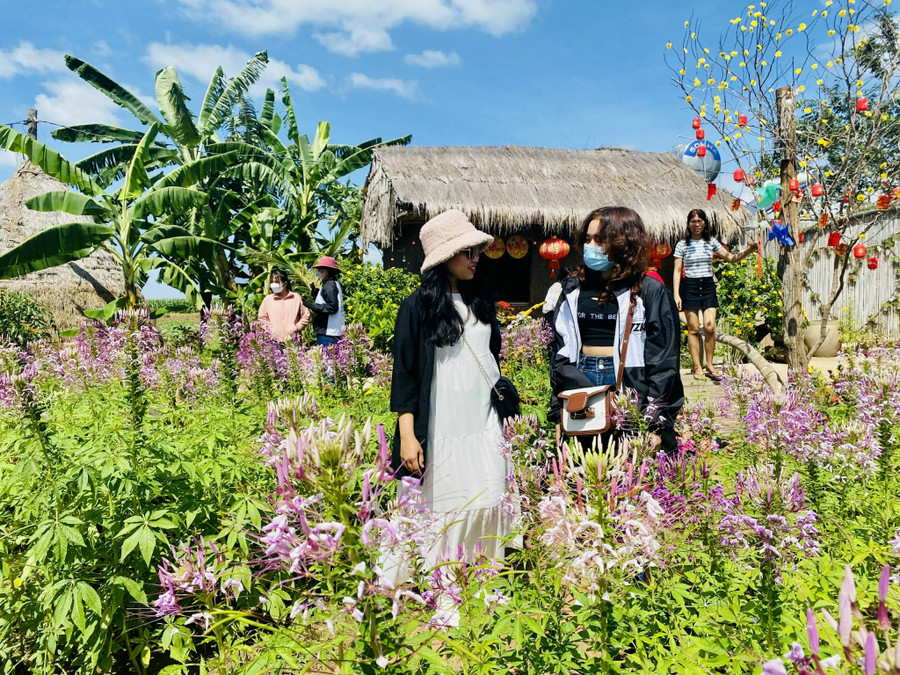 Nhóm bạn Ksor H’Trem (bên trái) chọn các điểm vui chơi quanh thị xã để du xuân. Ảnh: Nguyễn Sang