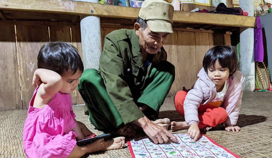  Ông Đinh Tào luôn quan tâm đến việc học của con cháu trong nhà. Ảnh: Nguyễn Hiền