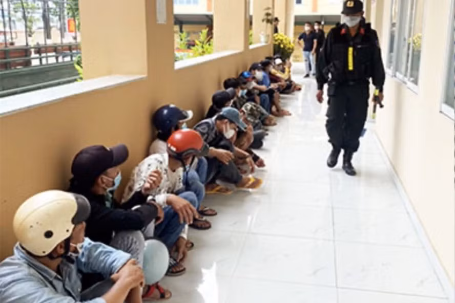 Các đối tượng trong đường dây mua bán trái phép chất ma tuý bị bắt giữ. Ảnh: CA ĐN