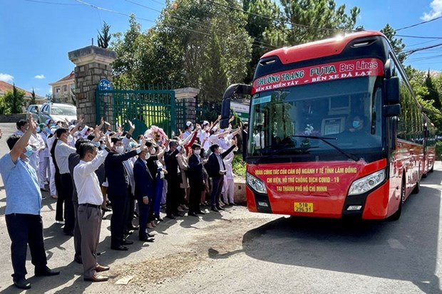 Lãnh đạo tỉnh và ngành y tế Lâm Đồng tiễn đoàn bác sỹ, điều dưỡng lên đường chống dịch COVID-19 tại TP Hồ Chí Minh. Nguồn: baolamdong.vn