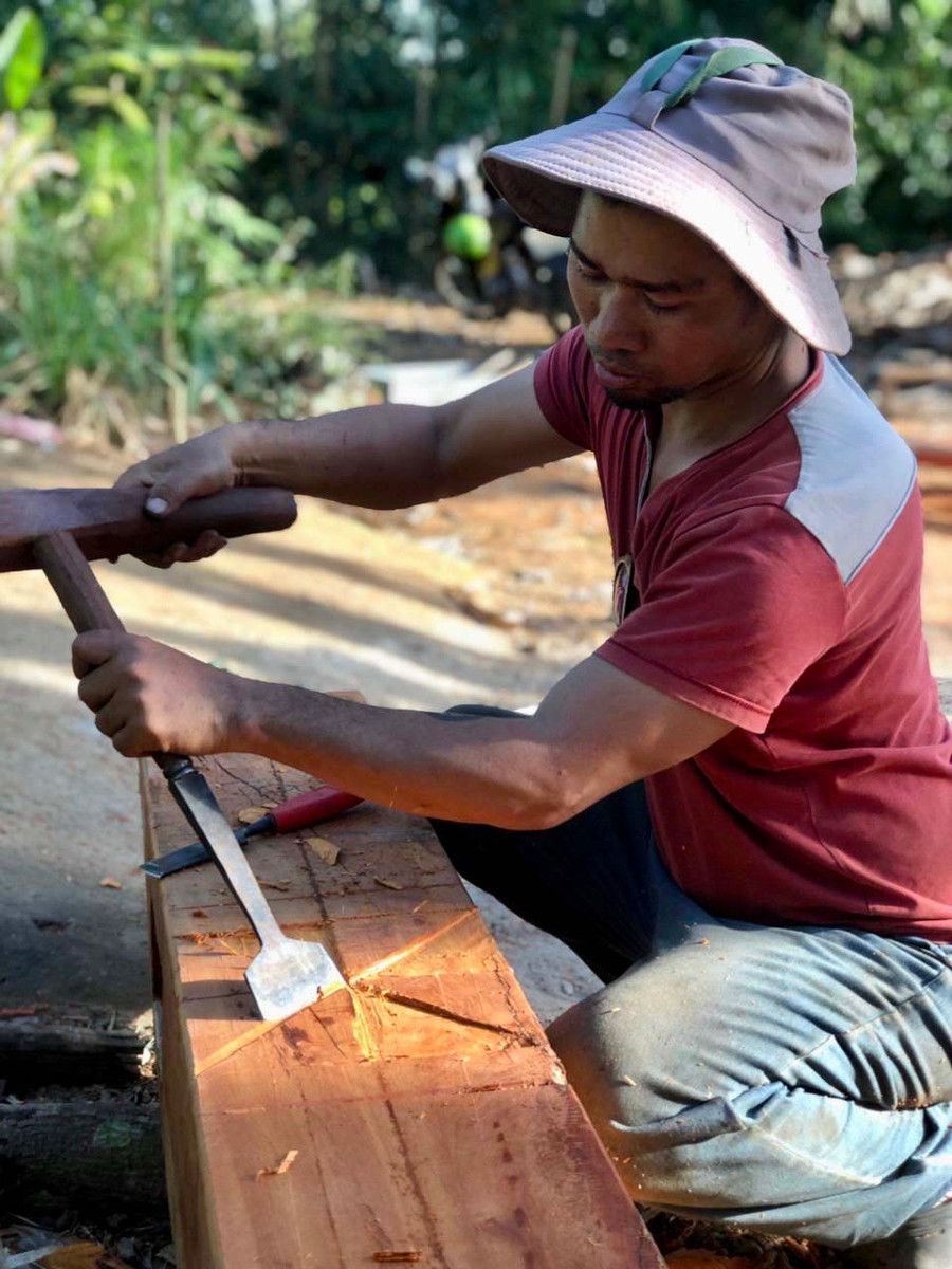 Từ một nghệ sĩ, anh Ksor Đức trở thành nghệ nhân đẽo tượng gỗ dân gian. Ảnh: Phương Duyên