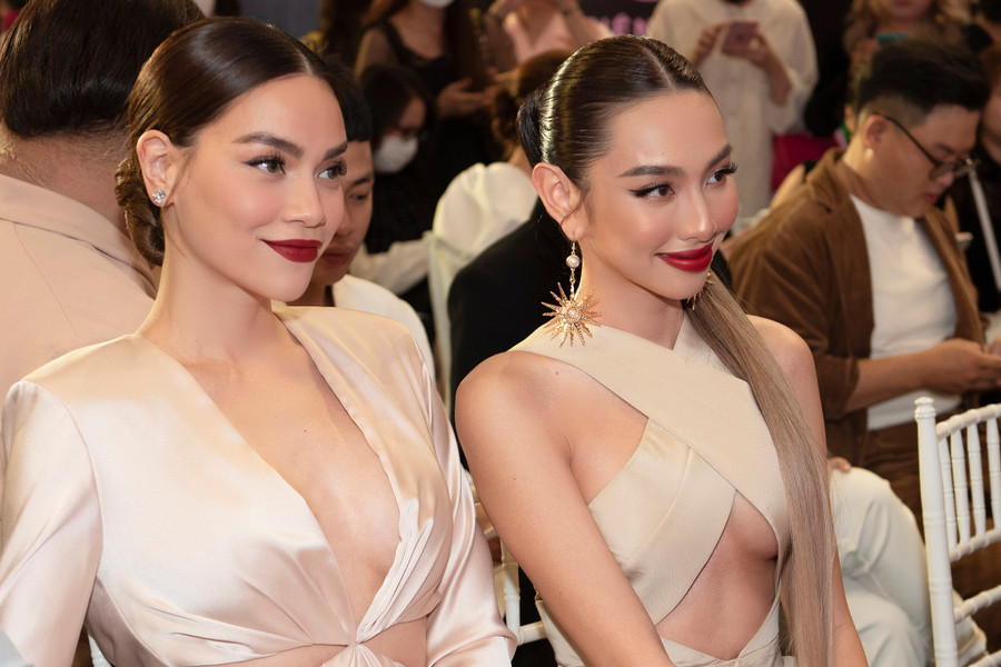 Bên cạnh cảm giác hào hứng vì nhận được sự chào đón của người hâm mộ, người đẹp sinh 1998 cũng không khỏi xúc động khi xem lại khoảnh khắc đăng quang của mình tại Miss Grand International 2021 trong sự cổ vũ của khán giả. Ảnh: BTC