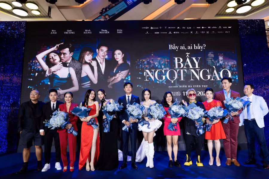 Ê-kíp Bẫy ngọt ngào phấn khởi khi tham gia sự kiện. Đạo diễn Đinh Hà Uyên Thư thể hiện sự xúc động khi cuối cùng đã có thể ra mắt bộ phim sau rất nhiều lần dời lịch. Đạo diễn bày tỏ sự khiêm tốn khi nói về tác phẩm đầu tay và mong khán giả có những giây phút thực sự thư giãn khi xem phim. Ảnh: ĐPCC