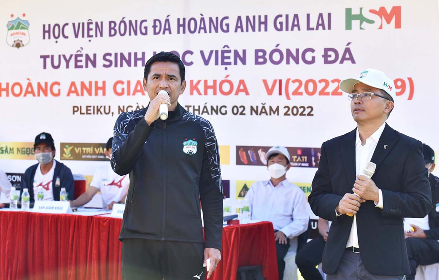 Huấn luyện viên Kiatisak động viên các cầu thủ nhí. Ảnh: Văn Ngọc