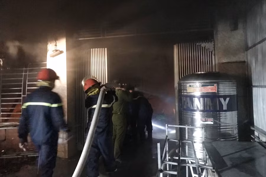  Phun nước dập lửa. Ảnh: CA.