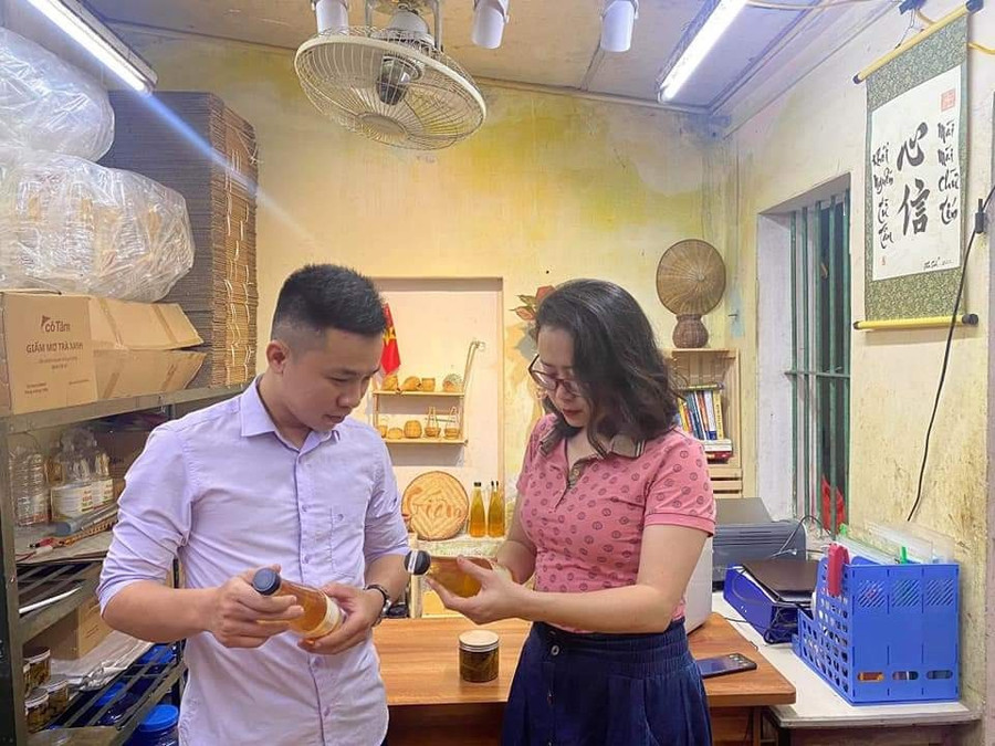 Anh Vũ Minh Ngọc giới thiệu sản phẩm tại một hội chợ nông sản. Anh Vũ Minh Ngọc giới thiệu sản phẩm tại một hội chợ nông sản.