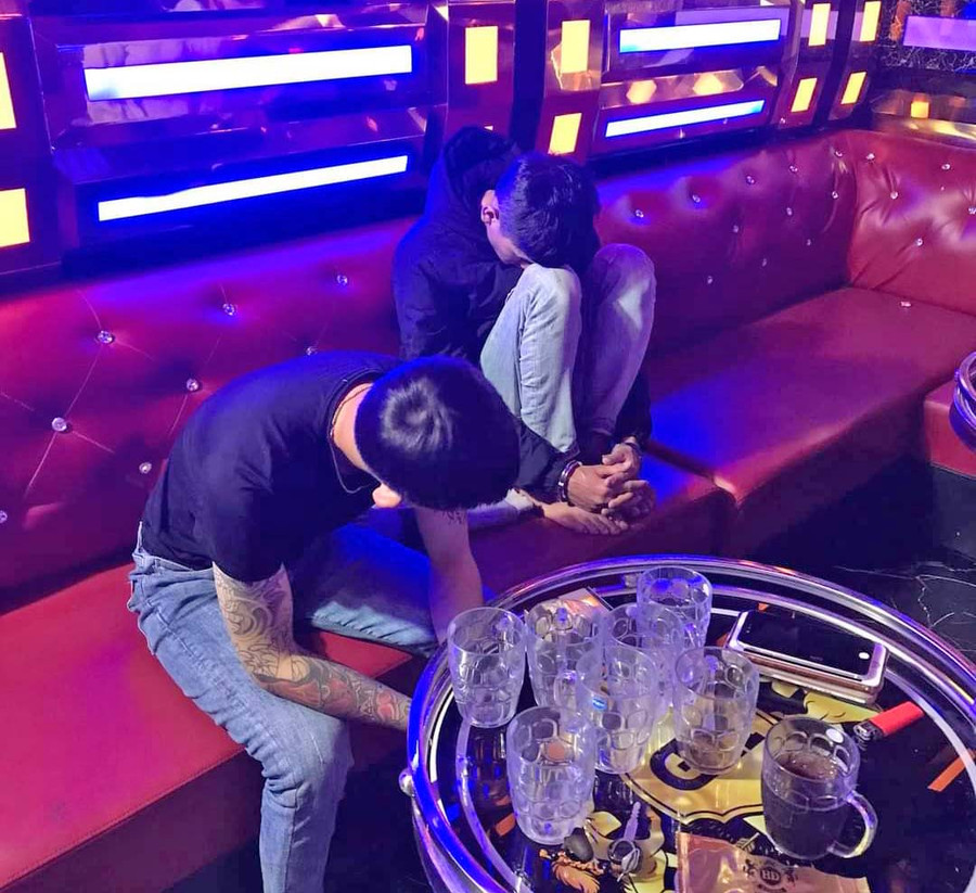 Các đối tượng sử dụng ma túy tại quán karaoke. (Ảnh: Công an huyện Chư Sê cung cấp