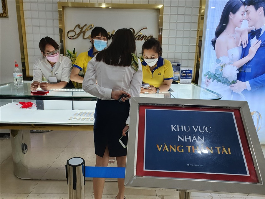 Một cửa hàng trang sức cung cấp thêm dịch vụ khuyến mãi cho khách hàng khi mua trang sức. Ảnh: B.T