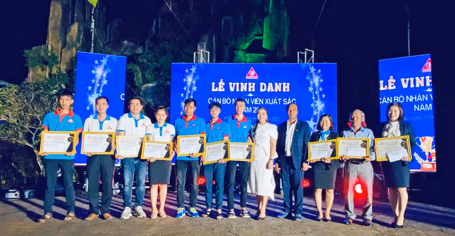 Tập đoàn Khoa học quốc tế Trường Sinh vinh danh các cán bộ, nhân viên xuất sắc năm 2021. Ảnh: Hà Duy