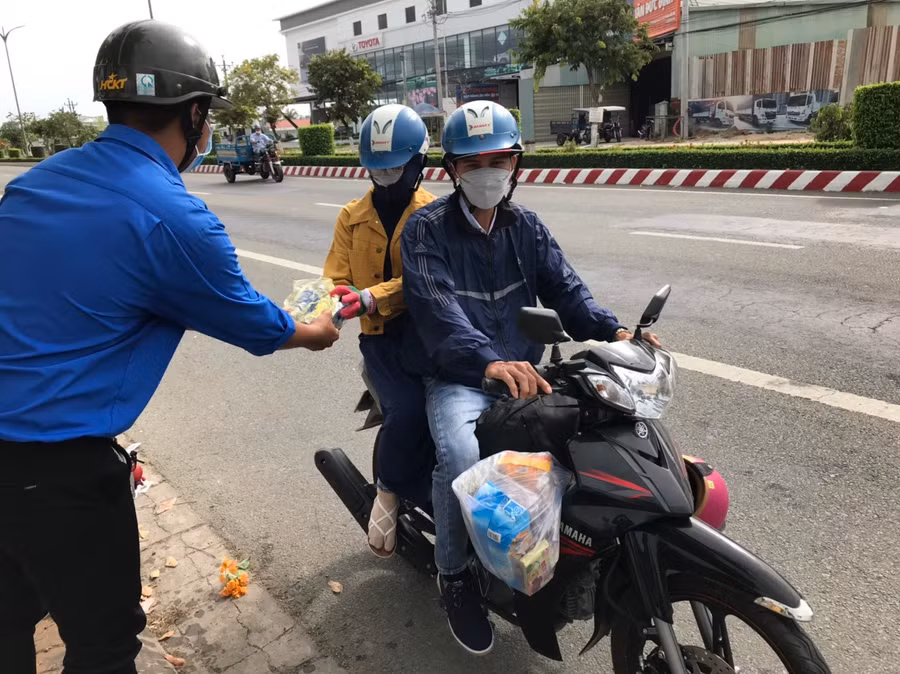 Người trẻ tiếp sức nước suối cho bà con miền Tây trở lại TP.HCM sau kì nghỉ tết 2022. Ảnh: T.Đ