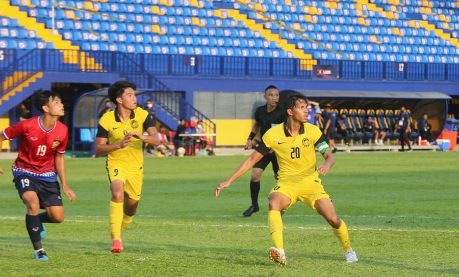 Tuyển U.23 Malaysia (áo vàng) nhận tin dữ về lực lượng. Ảnh: FAM