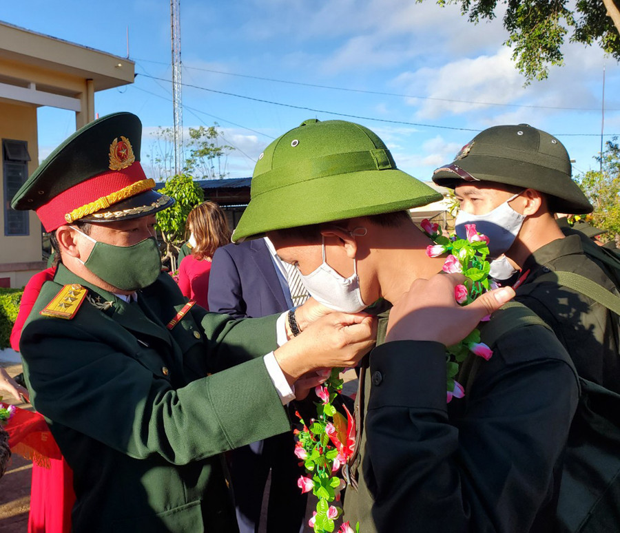 Các đại biểu huyện Mang Yang tặng hoa và động viên các tân binh trước khi lên đường nhập ngũ. Ảnh: Sơn Ca Các đại biểu huyện Mang Yang tặng hoa và động viên các tân binh trước khi lên đường nhập ngũ. Ảnh: Sơn Ca