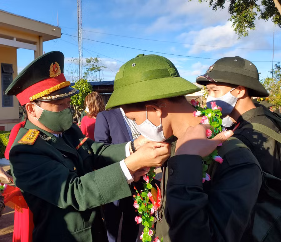 Các đại biểu huyện Mang Yang tặng hoa và động viên các tân binh trước khi lên đường nhập ngũ. Ảnh: Sơn Ca
