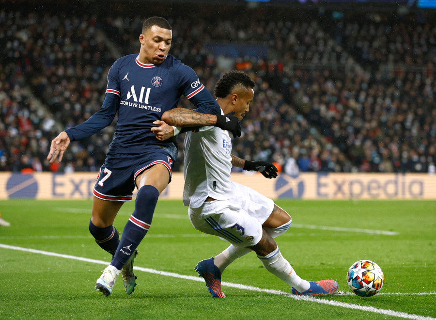 Mbappe luôn gây khó khăn cho hàng phòng của Real Madrid. Ảnh: Reuters