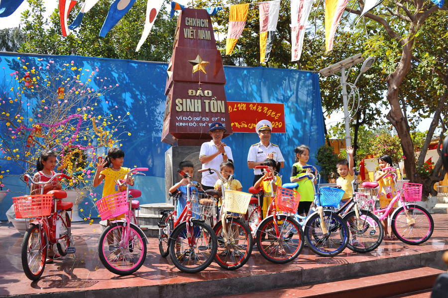 Tác phẩm Quà xuân từ đất liền tặng các cháu ở đảo Sinh Tồn Trường Sa được triển lãm tại cuộc thi ảnh nghệ thuật Biển đảo quê hương năm 2021.