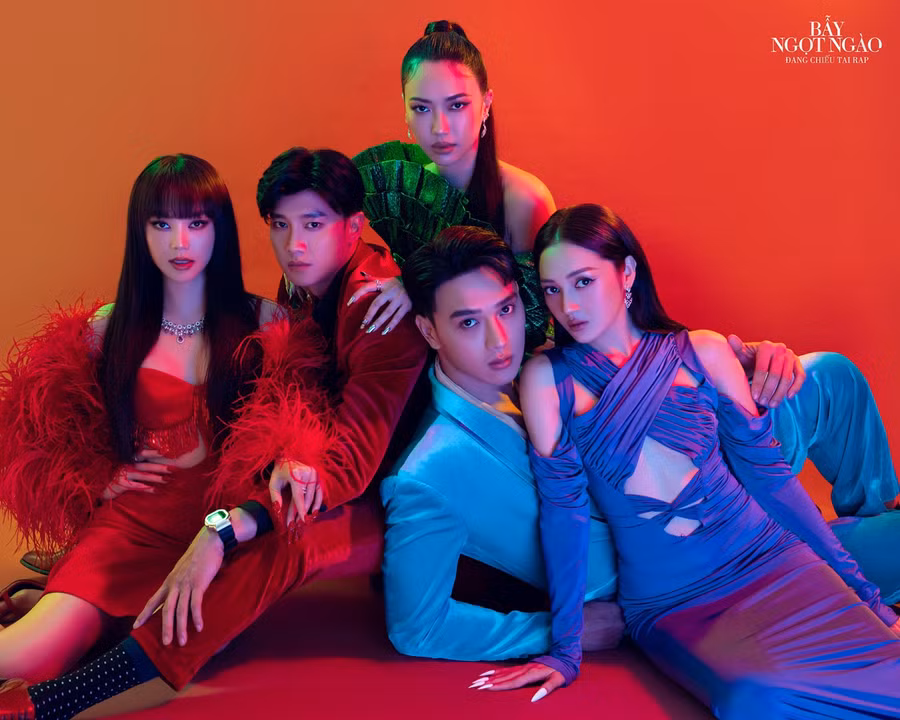 Là bộ phim ra mắt đúng dịp lễ Tình nhân 14.2, Bẫy ngọt ngào đang chứng tỏ sức hút khó cưỡng tại phòng vé với những suất chiếu liên tục được lấp đầy. Như một món quà ngày Valentine, Bẫy ngọt ngào gửi tặng người hâm mộ một bộ hình mới của dàn diễn viên chính. Ảnh: ĐPCC