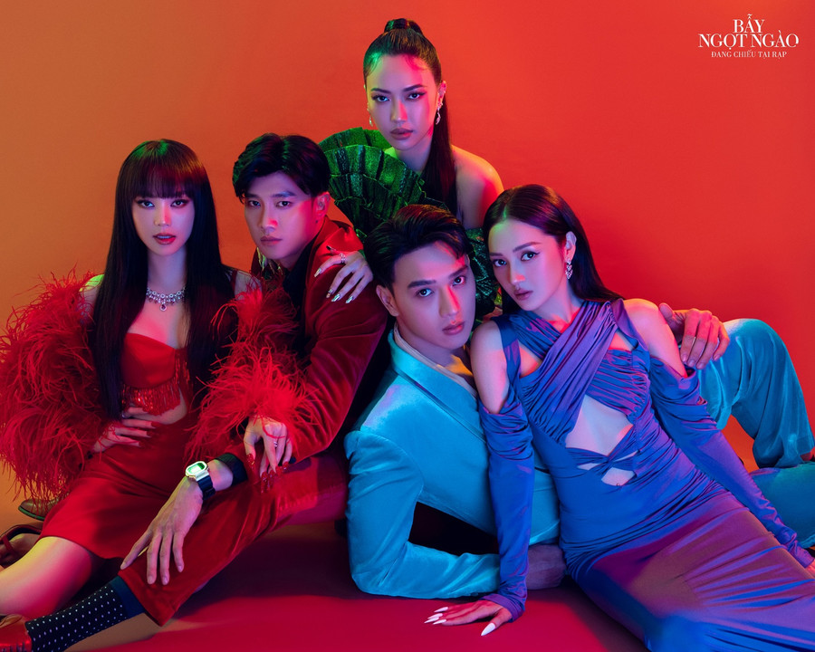 Là bộ phim ra mắt đúng dịp lễ Tình nhân 14.2, Bẫy ngọt ngào đang chứng tỏ sức hút khó cưỡng tại phòng vé với những suất chiếu liên tục được lấp đầy. Như một món quà ngày Valentine, Bẫy ngọt ngào gửi tặng người hâm mộ một bộ hình mới của dàn diễn viên chính. Ảnh: ĐPCC