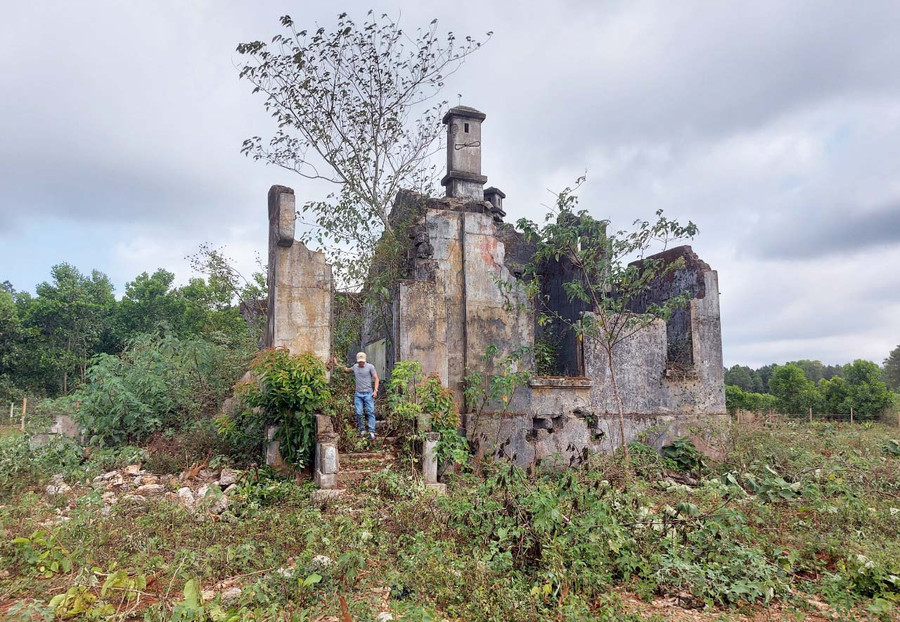 Thời gian phủ màu lên phế tích biệt thự Pháp cổ ở làng Ngol Tả. Ảnh: Hoành Sơn Thời gian phủ màu lên phế tích biệt thự Pháp cổ ở làng Ngol Tả. Ảnh: Nguyễn Tú