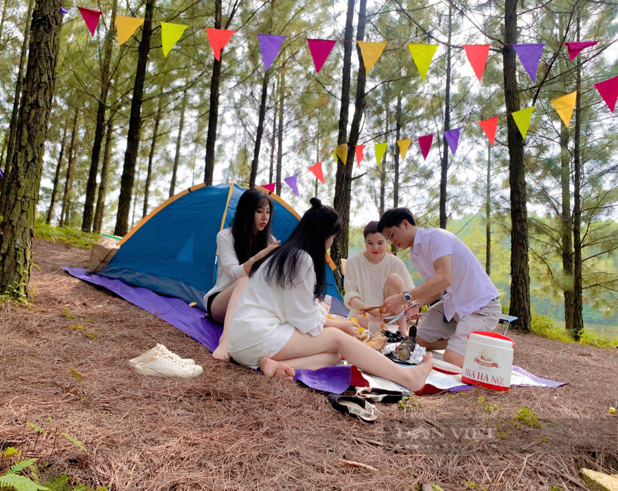 Du lịch Thái Nguyên: Nhiều hoạt động trải nghiệm thú vị như cắm trại, dựng lều lán ăn uống trên đảo Ảnh: Hà Thanh
