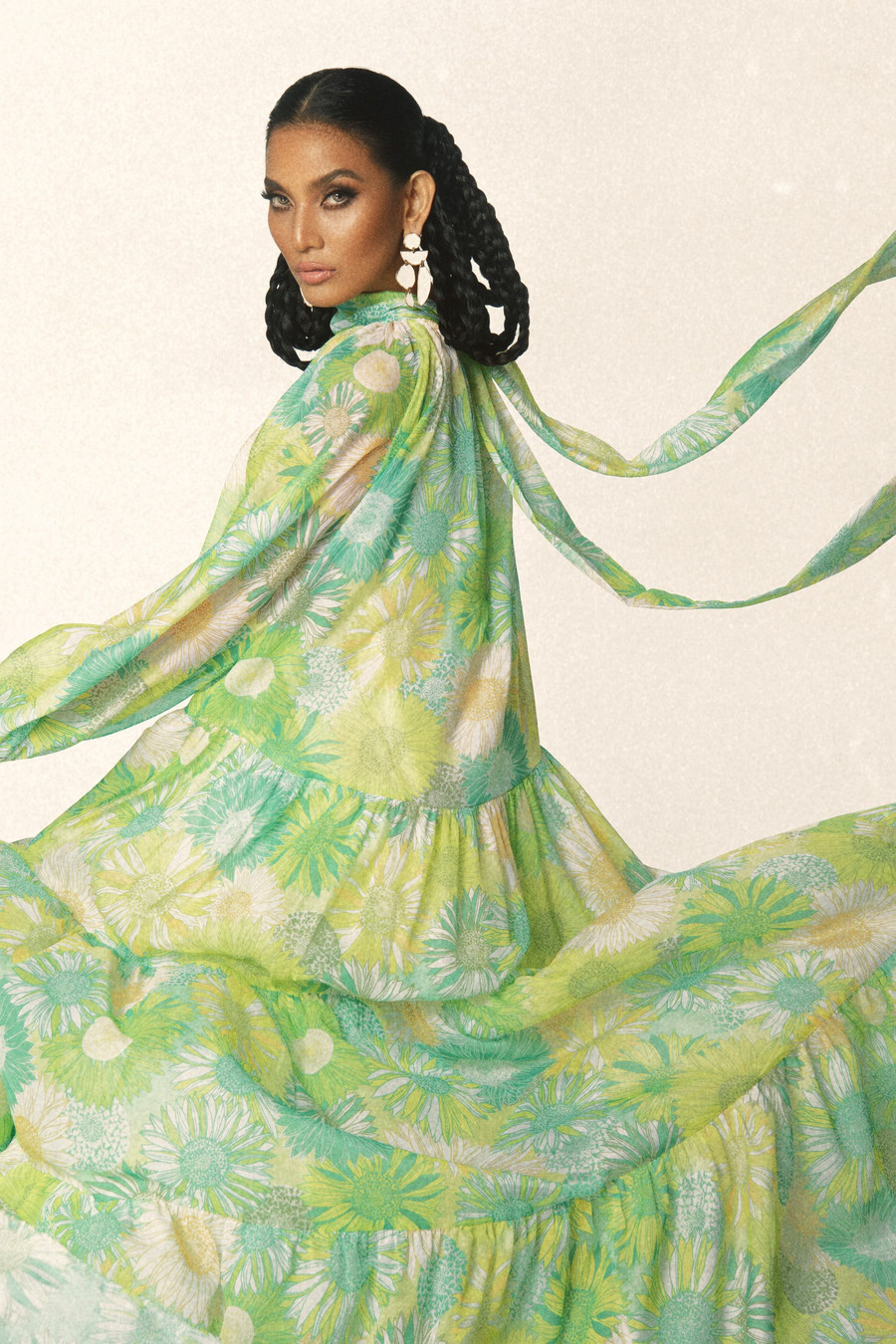 Gương mặt và thần thái của Trương Thị May được khai thác triệt để, để tạo nên sức hút rất đặc biệt bên cạnh khả năng tạo dáng chuẩn phong cách thời trang cao cấp càng tôn lên giá trị cho bộ ảnh này.