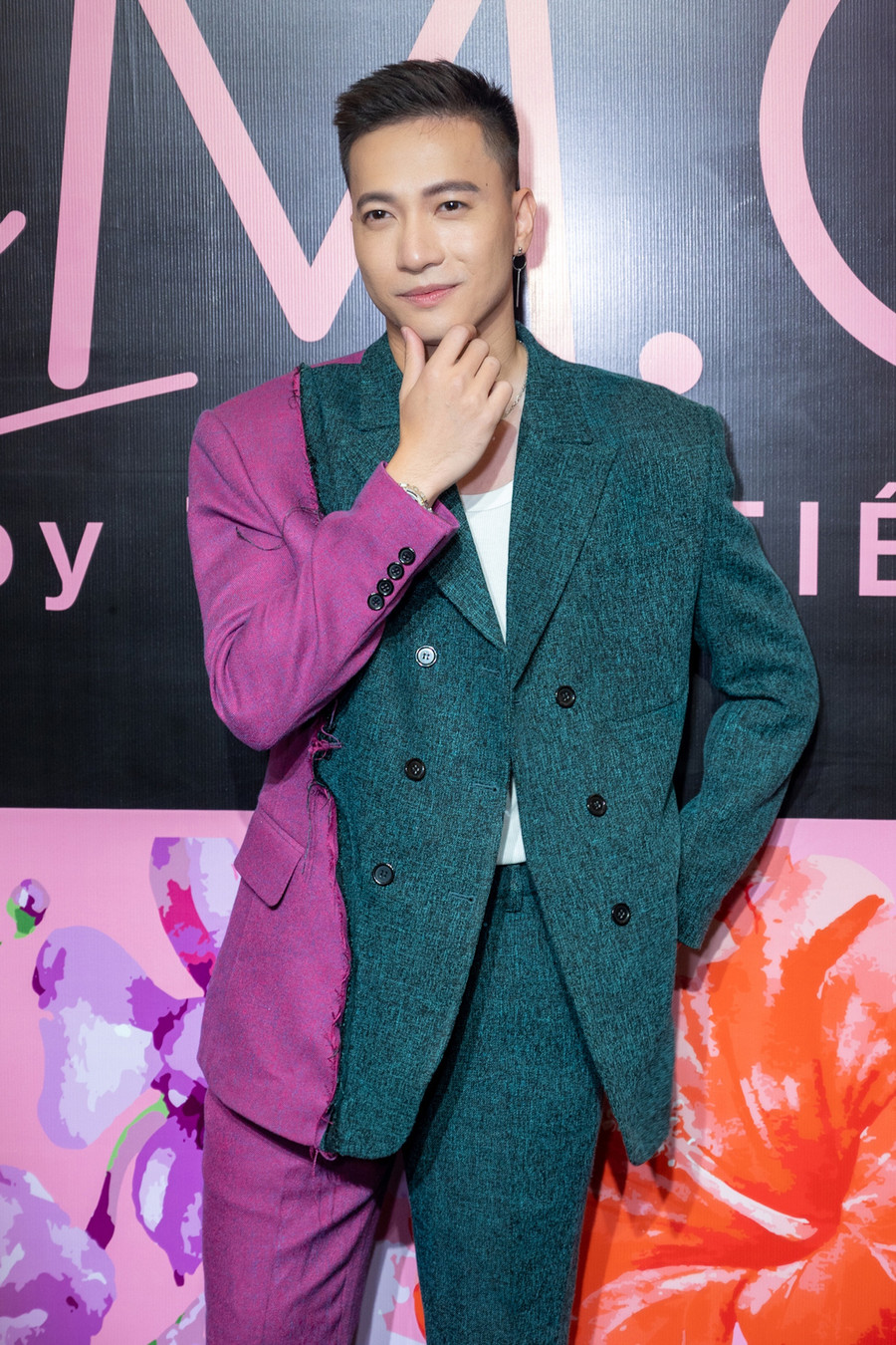 Ngoài ra, S.T Sơn Thạch cũng là một trong những khách mời đặc biệt của Hồ Ngọc Hà tại sự kiện lần này. Không chỉ gửi lời chúc tốt đẹp đến người đồng nghiệp thân thiết, nam ca sĩ còn góp phần khuấy động sân khấu bởi những tiết mục sôi động. Ảnh: BTC