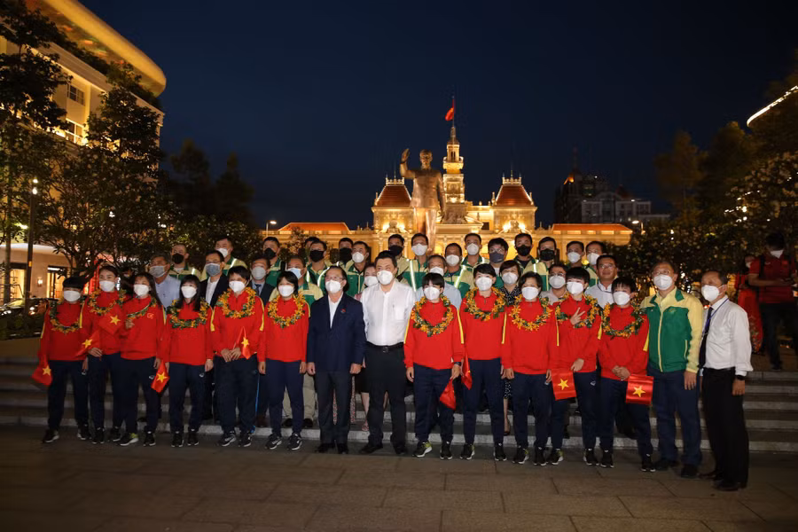 Các tuyển thủ Việt Nam dâng hoa và chụp ảnh lưu niệm trước Tượng đài Chủ tịch Hồ Chí Minh trước trụ sở UBND thành phố. Ảnh: Khả Hòa